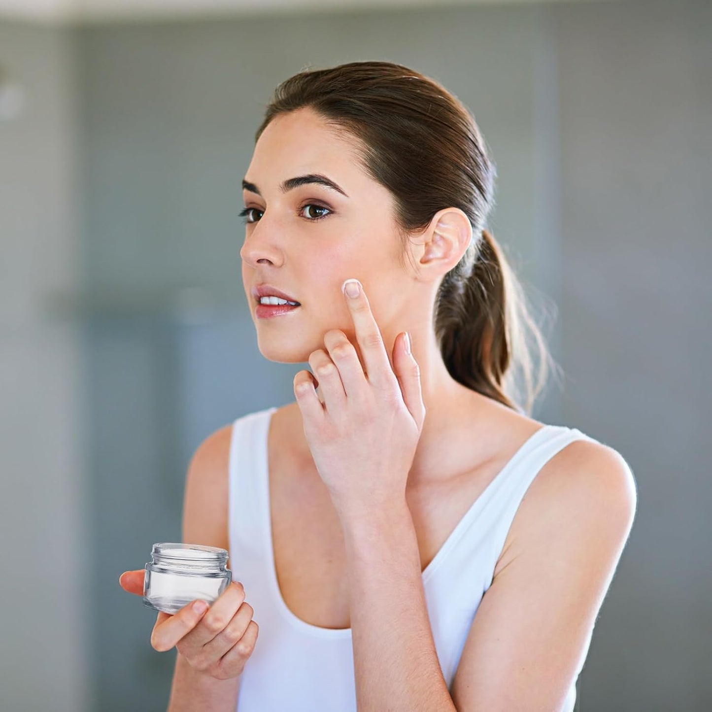 Domensi 100 Pcs 1 oz Glass Jars with Lids Bulk Round Glass Cosmetic Jars Lids 1 oz Small Travel Containers with Inner Liner for Lotions Powders Ointments Sample Cream(Clear, Black)