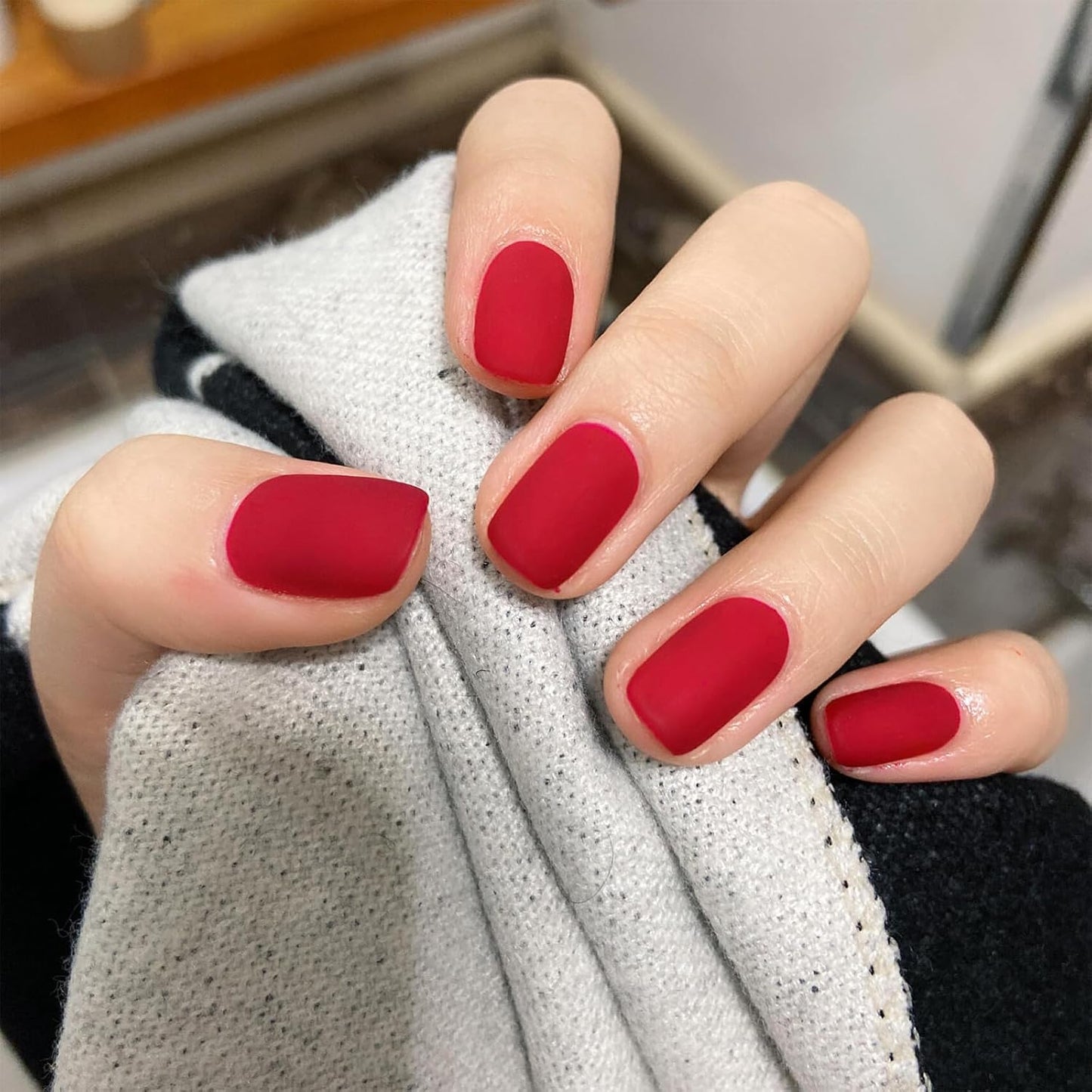 COSMOO 12ml Red Matte Nail Polish, Quick Dry Nail Lacquer for Nail Art Varnish, Mist Effect Matte Finish Velvet Nail Polish, 0.41 fl oz (Red, 0.41 fl oz)