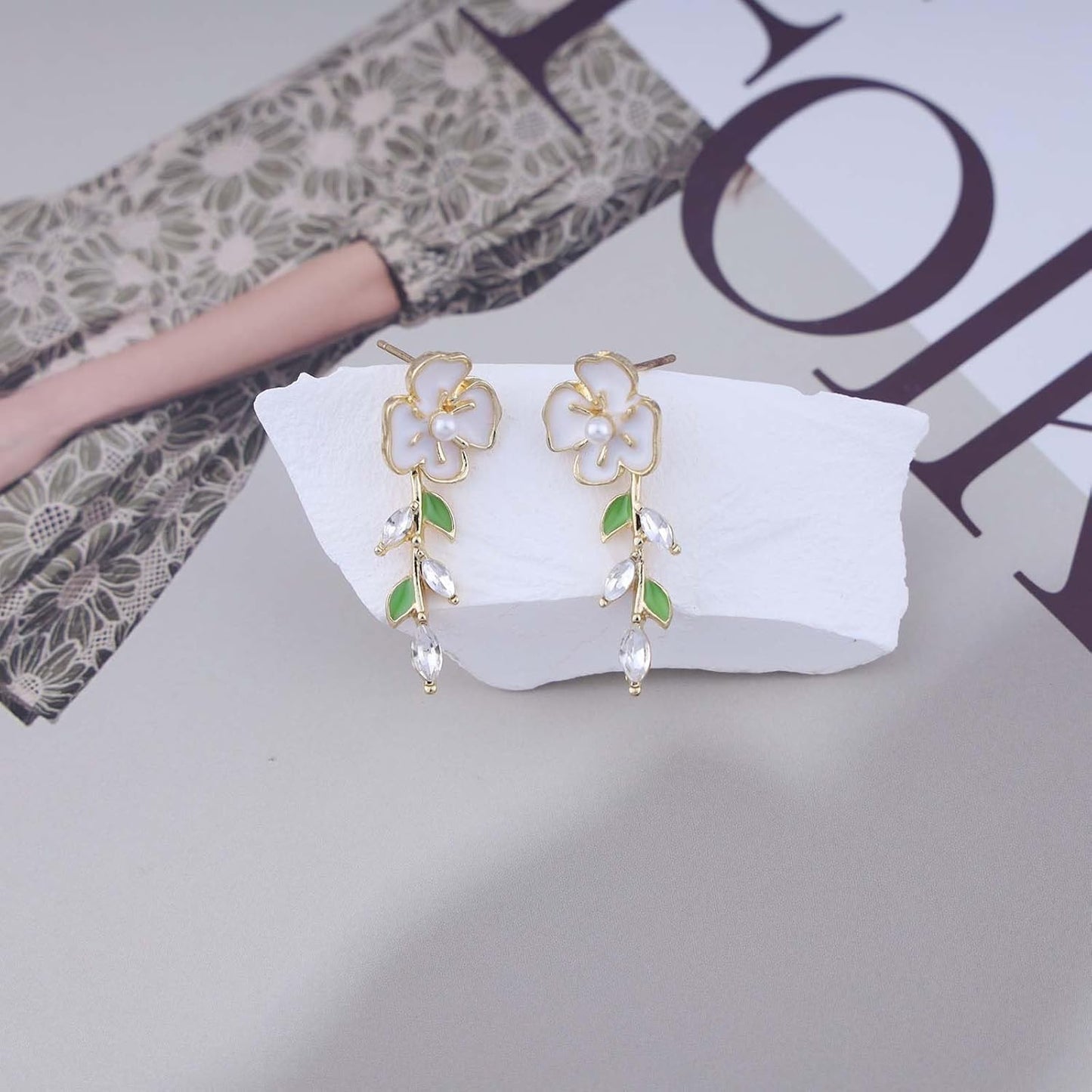 Vintage Pearl Flower Earrings Crystal Leaf Drop Earrings Gold Pearl Stud Earrings White Enamel Flower Earrings Jewelry for Women