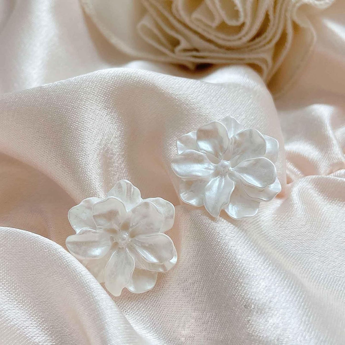 Unique Large White Flower Earrings Studs Vintage Acrylic Floral Petal Earrings Statement French Camellia Flower Earrings Studs Bridal Wedding Prom Earrings Jewelry for Women